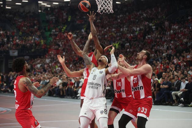 Olympiacos Piraeus v Real Madrid - EuroLeague Final ATHENS, GREECE - MAY 24: Olympiacos Piraeus Nikola Milutinov (33) competes for the ball with Real Madrid s Chuma Okeke (8) during the EuroLeague Final Four championship game at OAKA Arena in Athens, Greece, on May 24, 2026. Ayhan Mehmet Anadolu Athens Greece. Editorial use only. Please get in touch for any other usage.  Copyright: x2026xAnadoluxAyhanxMehmetx