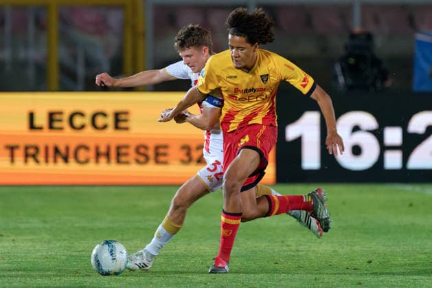 IPA85047199 - Morten Frendrup of Genoa CFC in action against Oumar Ngom of US Lecce during US Lecce vs Genoa CFC, Italian soccer Serie A match in Lecce, Italy, May 24 2026  Copyright: xEmmanuelexMastrodonato IPAxSportx xx 85047199