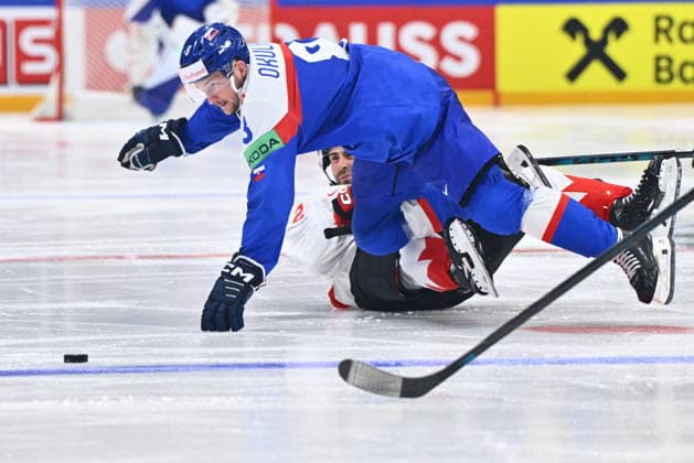L-R Oliver Okuliar (SVK) and Evan Bouchard (CAN) in action during to the group B match of the World Ice hockey, Eishockey Championship, Slovakia - Canada, Fribourg, Switzerland, on May 24, 2026. (CTKxPhoto RadekxPetrasek) CTKPhotoP2026052406994  CTKPhotoP2026052406994