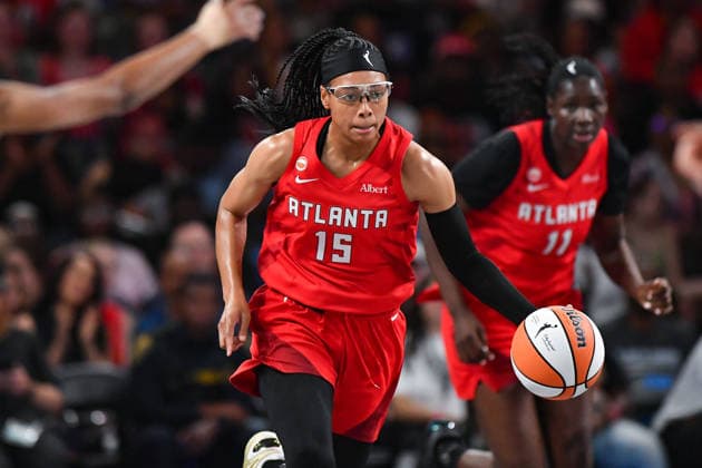 COLLEGE PARK, GA - MAY 24: Atlanta guard Allisha Gray (15) brings the ball up the court during the WNBA, Basketball Damen, USA game between the Phoenix Mercury and the Atlanta Dream on May 24th, 2026 at Gateway Center Arena in College Park, GA. (Photo by Rich von Biberstein Icon Sportswire) WNBA: MAY 24 Phoenix Mercury at Atlanta Dream EDITORIAL USE ONLY Icon260524001