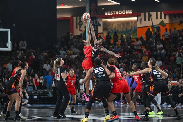 COLLEGE PARK, GA - MAY 24: Atlanta forward Angel Reese (5) battle for the opening tip during the WNBA, Basketball Damen, USA game between the Phoenix Mercury and the Atlanta Dream on May 24th, 2026 at Gateway Center Arena in College Park, GA. (Photo by Rich von Biberstein Icon Sportswire) WNBA: MAY 24 Phoenix Mercury at Atlanta Dream EDITORIAL USE ONLY Icon260524007