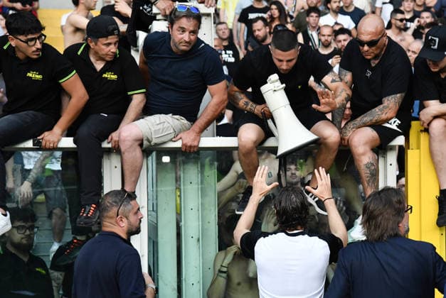 Torino v Juventus - Serie A TURIN, ITALY - MAY 24: Manuel Locatelli of Juventus talks with Juventus supporters ahead of the Italian Serie A? football match between Torino and Juventus at the stadio Olimpico Grande Torino in Turin, Italy, on May 24, 2026. Isabella Bonotto Anadolu Turin Italy. Editorial use only. Please get in touch for any other usage.  Copyright: x2026xAnadoluxIsabellaxBonottox