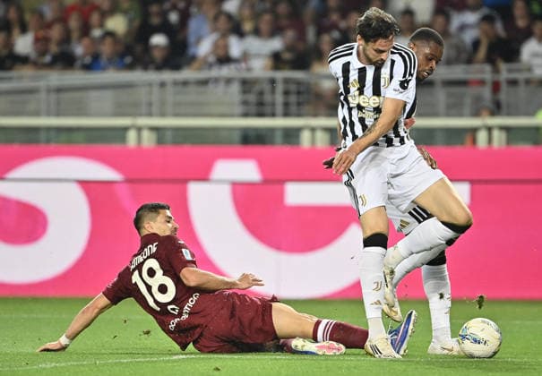 Torino v Juventus - Serie A TURIN, ITALY, MAY 24: Torino s Giovanni Simeone (L) fight for the ball with Juventus Manuel Locatelli (C) and Juventus Pierre Kalulu Kyatengwa (R) during the Italian serie A football match between Torino and Juventus at the stadio Olimpico Grande Torino in Turin, Italy, on May 24, 2026. Isabella Bonotto Anadolu Turin Italy. Editorial use only. Please get in touch for any other usage.  Copyright: x2026xAnadoluxIsabellaxBonottox