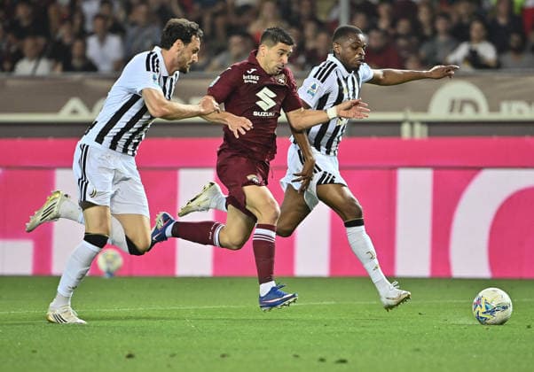 Torino v Juventus - Serie A TURIN, ITALY, MAY 24: Torino s Giovanni Simeone (C) fight for the ball with Juventus Manuel Locatelli (L) and Juventus Pierre Kalulu Kyatengwa (R) during the Italian serie A football match between Torino and Juventus at the stadio Olimpico Grande Torino in Turin, Italy, on May 24, 2026. Isabella Bonotto Anadolu Turin Italy. Editorial use only. Please get in touch for any other usage.  Copyright: x2026xAnadoluxIsabellaxBonottox