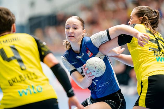Blomberg, 24.05.2026, Handball, Frauen, Alsco Handball Bundesliga, Playoff, Finale Spiel 2, 2025 2026: HSG Blomberg-Lippe BVB Borussia Dortmund Nieke Kühne (HSG Blomberg-Lippe, 9) im Zweikampf mit Guro Nestaker (BVB, 33)