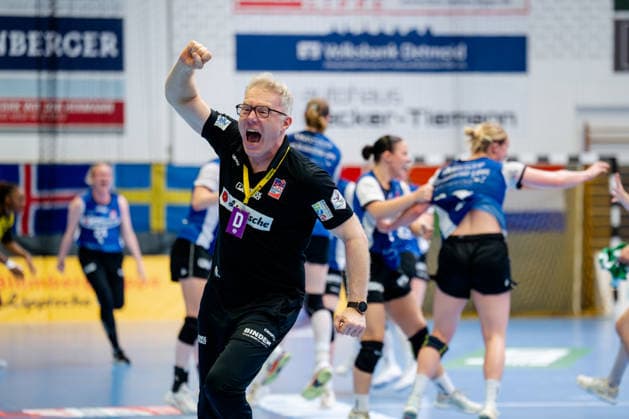 Blomberg, 24.05.2026, Handball, Frauen, Alsco Handball Bundesliga, Playoff, Finale Spiel 2, 2025 2026: HSG Blomberg-Lippe BVB Borussia Dortmund Ronny Krüger (Torwarttrainer HSG Blomberg-Lippe) läuft jubelnd nach Spielende durch die Halle