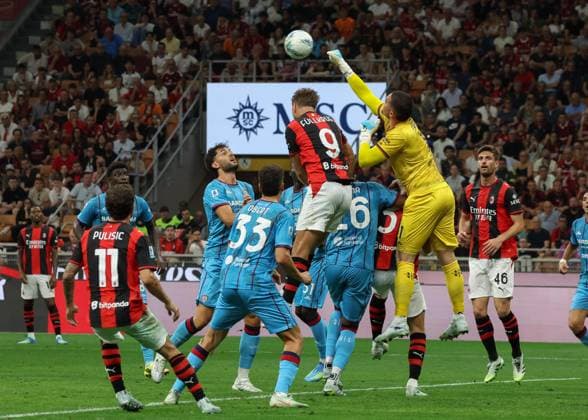 Foto IPP Roberto Bregani Milano 24-05-2026 Calcio Campionato di Serie A 2025 2026, Milan- Cagliari Nella foto Elia Caprile del Cagliari in azione contro Niclas Fullkrug del Milan. Italy Photo Press World Copyright. italy ITALY  Copyright: xR4924_italyphotopressx