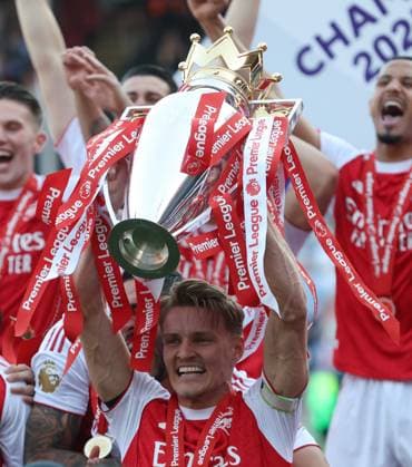 Premier League - Crystal Palace FC v Arsenal FC LONDON, ENGLAND, MAY 24: Martin Odegaard of Arsenal holds aloft the Premier League trophy in celebration after the Premier League match between Crystal Palace FC v Arsenal FC at Selhurst Park Stadium, London, England, on May 24. (Photo by Daniel Weir) London Selhurst Park Stadium England Copyright: xDanielxWeir SportsxPressxPhotox Sportspressphoto_154323