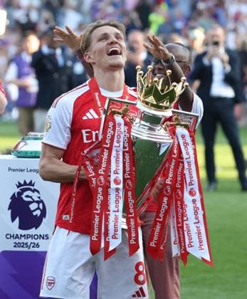 Premier League - Crystal Palace FC v Arsenal FC LONDON, ENGLAND, MAY 24: Martin Odegaard of Arsenal holds aloft the Premier League trophy in celebration after the Premier League match between Crystal Palace FC v Arsenal FC at Selhurst Park Stadium, London, England, on May 24. (Photo by Daniel Weir) London Selhurst Park Stadium England Copyright: xDanielxWeir SportsxPressxPhotox Sportspressphoto_154324