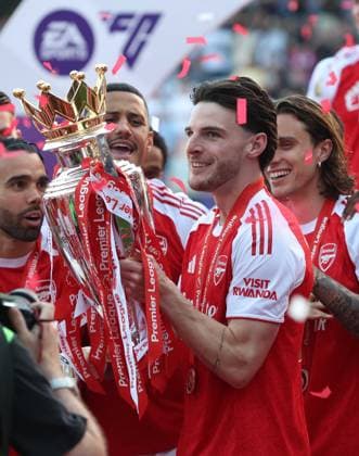 Premier League - Crystal Palace FC v Arsenal FC LONDON, ENGLAND, MAY 24: Declan Rice of Arsenal holds aloft the Premier League trophy in celebration after the Premier League match between Crystal Palace FC v Arsenal FC at Selhurst Park Stadium, London, England, on May 24. (Photo by Daniel Weir) London Selhurst Park Stadium England Copyright: xDanielxWeir SportsxPressxPhotox Sportspressphoto_154326
