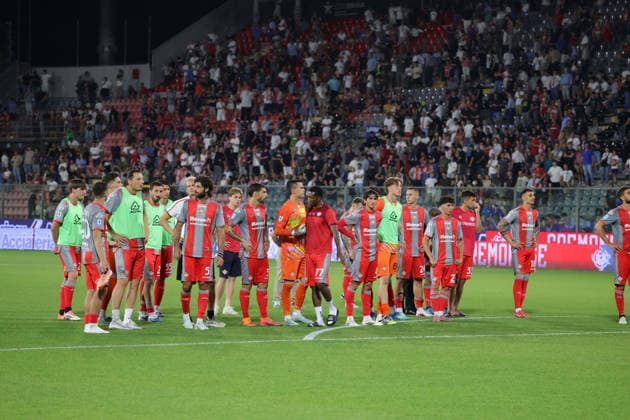 players of Cremonese show their dejection at the end of during the Serie A soccer match between Cremonese and Como at the Giovanni Zini Stadium in Cremona Italy - Sunday, 24 may 2026. - Soccer .  Copyright: xAlbertoxMariani LaPressex