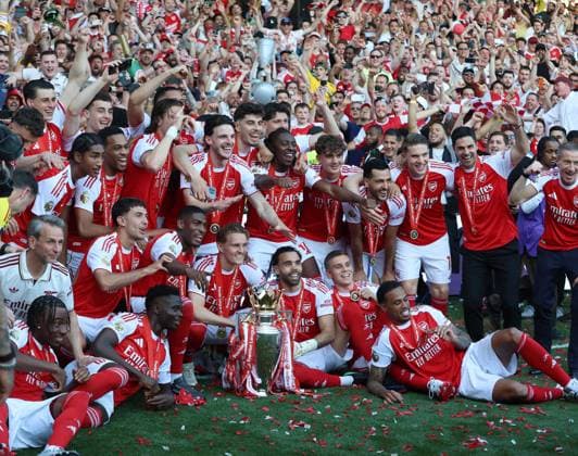 Premier League - Crystal Palace FC v Arsenal FC LONDON, ENGLAND, MAY 24: Martin Odegaard of Arsenal holds aloft the Premier League trophy in celebration with his Arsenal team mates during the Premier League match between Crystal Palace FC v Arsenal FC at Selhurst Park Stadium, London, England, on May 24. (Photo by Daniel Weir) London Selhurst Park Stadium England Copyright: xDanielxWeir SportsxPressxPhotox Sportspressphoto_154348