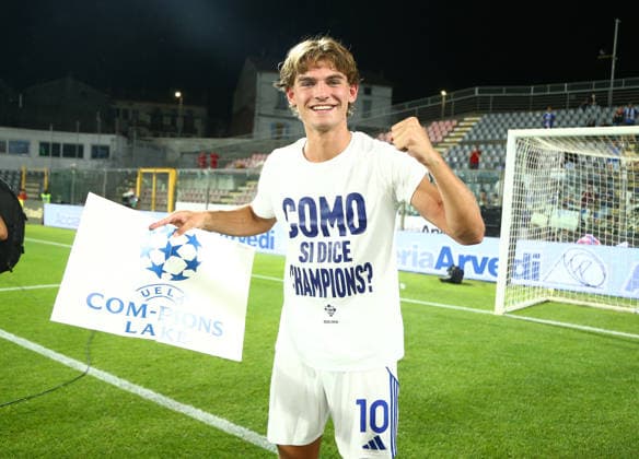 Como s player celebrates during the Serie A soccer match between Cremonese and Como at the Giovanni Zini in Cremona, north west Italy - Domenica , 24 Maggio 2026. - Soccer .  Copyright: xAlbertoxMariani LaPressex