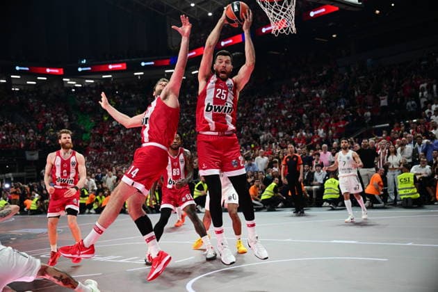 Olympiacos Piraeus v Real Madrid Euroleague Final Four Alec Peters of Olympiacos for the rebound during the Euroleague match, Final Four, Final game between Olympiacos Piraeus v Real Madrid played at ATHENS Telekom Center Athens Stadium on May 24nd 2026 in Athens Greece Athens Greece Basketball Copyright: xAgenciaxLOFx