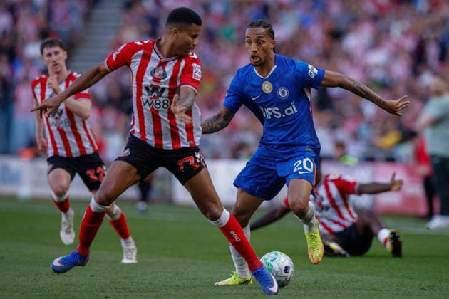 Sunderland v Chelsea, Premier League Joao Pedro of Chelsea looks to beat Reinildo Mandava of Sunderland during the Sunderland v Chelsea Premier League match at the Stadium of Light, Sunderland, England on 24 May 2026 Credit: Craig Cowan Every Second Media Editorial use only. All images are copyright Every Second Media Limited. No images may be reproduced without prior permission. All rights reserved. Premier League and Football League images are subject to licensing agreements with Football DataCo Limited. see https: www.football-dataco.com Copyright: xIMAGO EveryxSecondxMediax ESM-2012-0212 CraigxCowanx xEveryxSecondxMediax