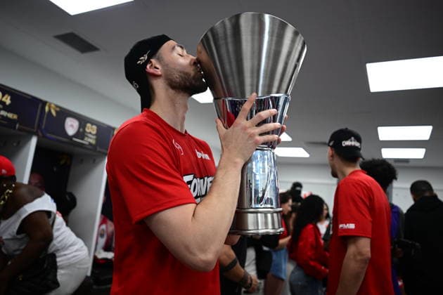 Olympiacos Piraeus v Real Madrid Euroleague Final Four Omiros Netzipoglou of Olympiacos kising with the trophy champion euroleague during the Euroleague match, Final Four, Final game between Olympiacos Piraeus v Real Madrid played at ATHENS Telekom Center Athens Stadium on May 24nd 2026 in Athens Greece Athens Greece Basketball Copyright: xAgenciaxLOFx
