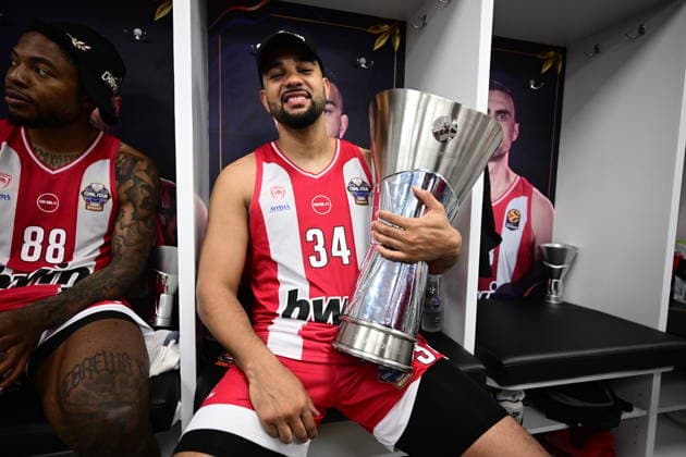 Olympiacos Piraeus v Real Madrid Euroleague Final Four Cory Joseph of Olympiacos posing with the trophy champion euroleague during the Euroleague match, Final Four, Final game between Olympiacos Piraeus v Real Madrid played at ATHENS Telekom Center Athens Stadium on May 24nd 2026 in Athens Greece Athens Greece Basketball Copyright: xAgenciaxLOFx
