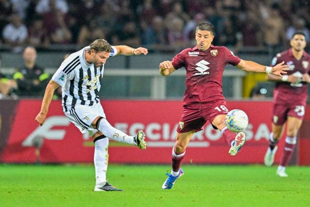 Torino™s Giovanni Simeone fights for the ball with Juventus Manuel Locatelli during the Serie A soccer match between Torino and Juventus at the Olimpic Stadium in Turin, Italy - Sunday, May 24, 2026. - Soccer .  Copyright: xTanoxPecoraro LaPressex
