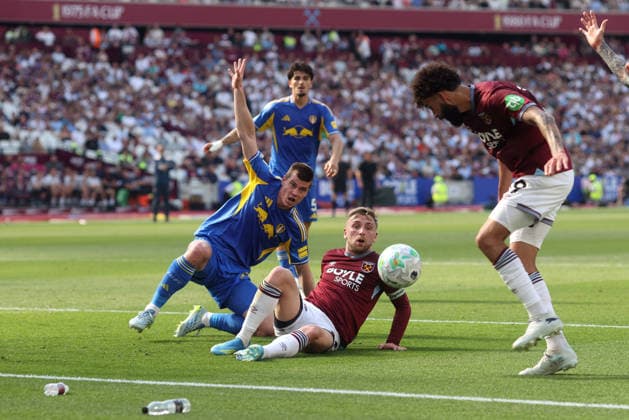 West Ham v Leeds 24 May 2026, London - Premier League Football - West Ham United v Leeds United - Jaka Bijol of Leeds United and Jarrod Bowen of West Ham United watch as Pablo of West Ham United comes in to take a shot - Photo: Charlotte Wilson Offside. London UK Copyright: xCharlottexWilsonx xOffsidexOffside