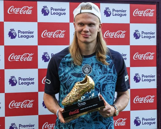 Manchester City v Aston Villa - Premier League Erling Haaland of Manchester City receives the Golden Boot winner 2025 26 trophy during the Premier League match between Manchester City and Aston Villa at Etihad Stadium in Manchester, United Kingdom, on May 24, 2026. Manchester Greater Manchester United, ManU Kingdom  Copyright: xNewsxImagesx originalFilename:cosgrove-premierl260524_nprOp.jpg