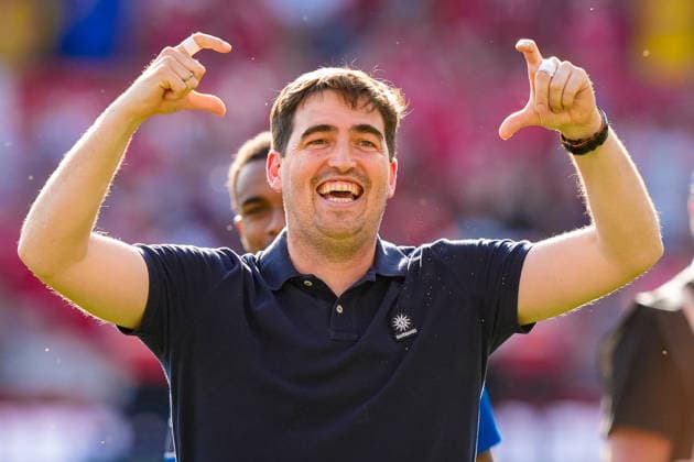 Nottingham Forest v Bournemouth - Premier League Andoni Iraola, manager of Bournemouth, applauds the fans after the final whistle during the Premier League match between Nottingham Forest and Bournemouth at City Ground in Nottingham, United Kingdom, on May 24, 2026. Nottingham United Kingdom  Copyright: xNewsxImagesx originalFilename:cosgrove-premierl260524_npwiI.jpg