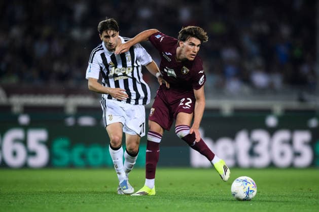 Torino FC v Juventus FC - Serie A Cesare Casadei of Torino FC competes for the ball with Fabio Miretti of Juventus FC during the Serie A football match between Torino FC and Juventus FC. Turin Italy Copyright: xNicolòxCampox