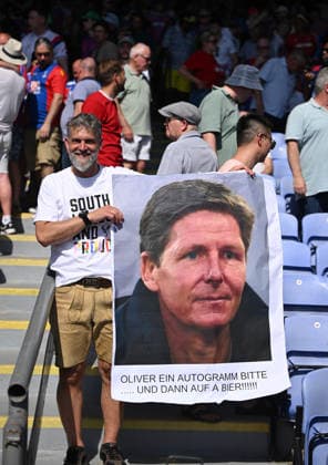 Crystal Palace v Arsenal Premier League A Crystal Palace fan with a poster dedicated to departing manager Oliver Glasner during the Premier League match at Selhurst Park, London 24 05 2026 UK Newspapers OUT Copyright: xDanielxHamburyx FIL-23470-0248