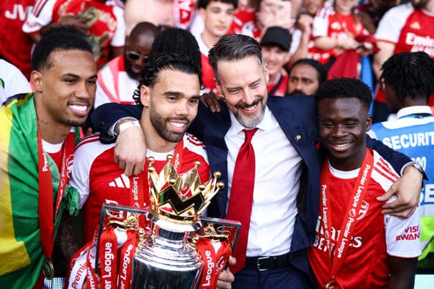 Crystal Palace v Arsenal 24 May 2026, London - Premier League Football - Crystal Palace v Arsenal - L-R Gabriel, Arsenal goalkeeper David Raya, Arsenal Co Chair Josh Kroenke and Bukayo Saka of Arsenal pose for a photo with the Premier League trophy - Photo: Jacques Feeney Offside. London UK Copyright: xJacquesxFeeneyx xOffsidexOffside