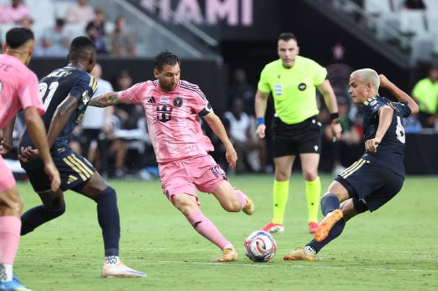 MIAMI, FL - MAY 24: Inter Miami CF midfielder Leo Messi (10) attempts a shot in the first half during the match between Philadelphia Union and Inter Miami CF on Sunday, May 24, 2026 at Nu Stadium in Miami, FL (Photo by Peter Joneleit Icon Sportswire) SOCCER: MAY 24 MLS, Fussball Herren, USA Inter Miami CF vs Philadelphia Union EDITORIAL USE ONLY Icon2605024009