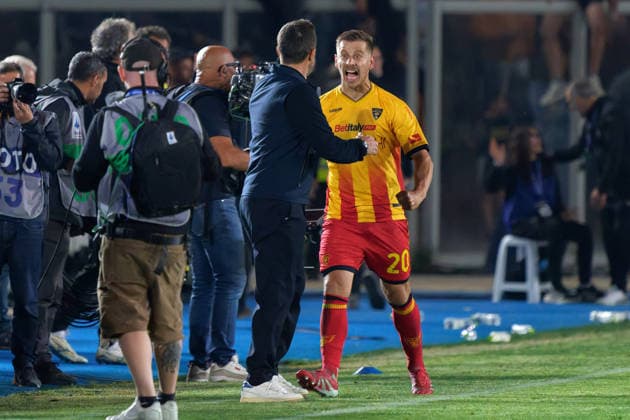 IPA85054024 - Ylber Ramadani of US Lecce celebrates with coach Eusebio Di Francesco of US Lecce during US Lecce vs Genoa CFC, Italian soccer Serie A match in Lecce, Italy, May 24 2026  Copyright: xEmmanuelexMastrodonato IPAxSportx xx 85054024