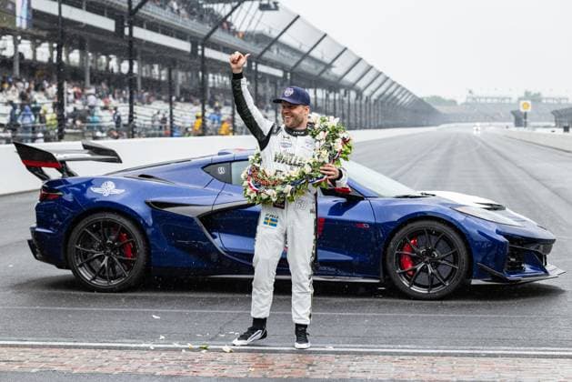 May 24, 2026, Speedway, Indiana, USA: FELIX ROSENQVIST, driver of the No. 60 Honda for Meyer Shank Racing w Curb Agajanian, gestures to the fans on the Yard of Bricks after winning the 110th Indianapolis 500 at Indianapolis Motor Speedway. 110th Indianapolis 500: Felix Rosenqvist Wins  - ZUMAw173 20260524_zsp_w173_026 Copyright: xLukexWelshx
