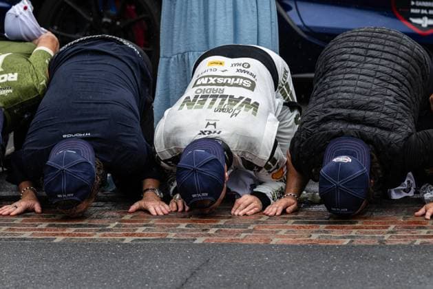 May 24, 2026, Speedway, Indiana, USA: FELIX ROSENQVIST, driver of the No. 60 Honda for Meyer Shank Racing w Curb Agajanian, kisses the Yard of Bricks with his team after winning the 110th Indianapolis 500 at Indianapolis Motor Speedway. 110th Indianapolis 500: Felix Rosenqvist Wins  - ZUMAw173 20260524_zsp_w173_030 Copyright: xLukexWelshx