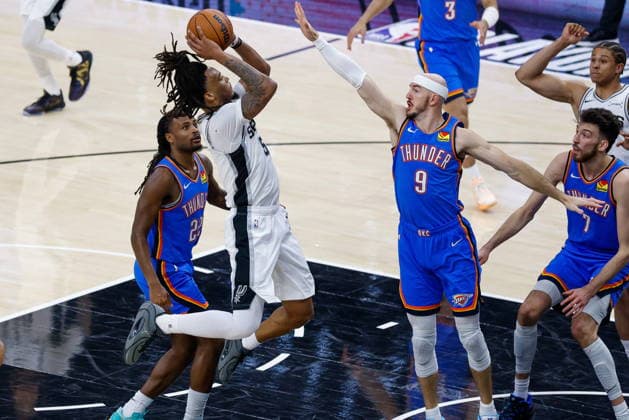 NBA, Basketball Herren, USA West Conference Finals Game 4 - Oklahoma City Thunder at San Antonio Spurs San Antonio Spurs guard Stephon Castle (2-L) takes a shot in between Oklahoma City Thunder guard Cason Wallace (L) and Oklahoma City Thunder guard Alex Caruso (2-R) during game 4 of the NBA West Conference Finals between San Antonio Spurs and Oklahoma City Thunder in San Antonio, Texas, USA, 24 May 2026. San Antonio United States  Copyright: xADAMxDAVISx