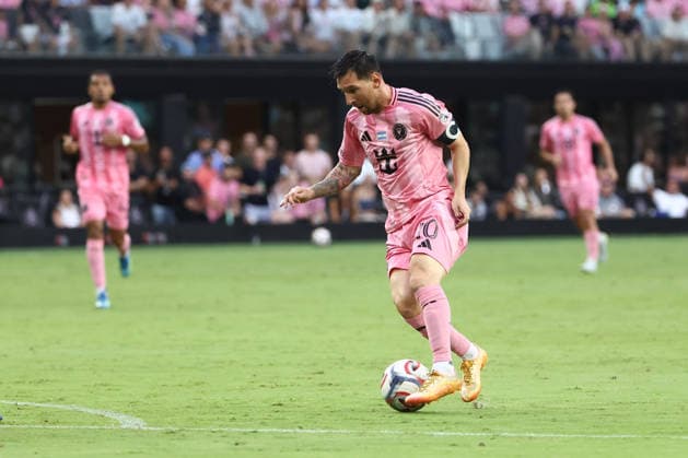 MIAMI, FL - MAY 24: Inter Miami CF midfielder Leo Messi (10) attacks with the ball in the first half during the match between Philadelphia Union and Inter Miami CF on Sunday, May 24, 2026 at Nu Stadium in Miami, FL (Photo by Peter Joneleit Icon Sportswire) SOCCER: MAY 24 MLS, Fussball Herren, USA Inter Miami CF vs Philadelphia Union EDITORIAL USE ONLY Icon2605024018