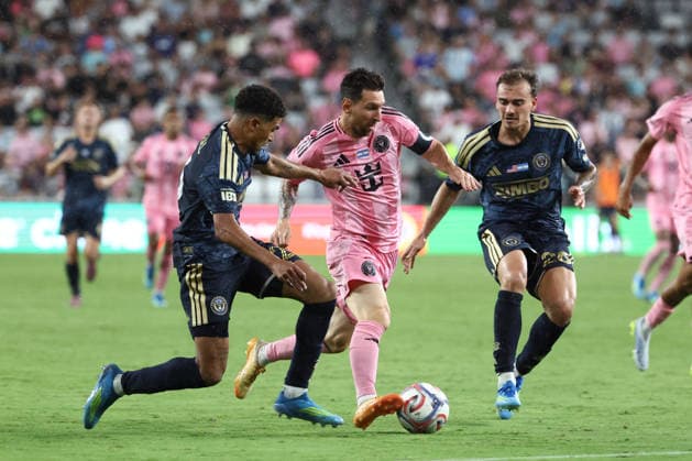 MIAMI, FL - MAY 24: Inter Miami CF midfielder Leo Messi (10) splits two defernders as he attacks withthe ball in the second half during the match between Philadelphia Union and Inter Miami CF on Sunday, May 24, 2026 at Nu Stadium in Miami, FL (Photo by Peter Joneleit Icon Sportswire) SOCCER: MAY 24 MLS, Fussball Herren, USA Inter Miami CF vs Philadelphia Union EDITORIAL USE ONLY Icon2605024024
