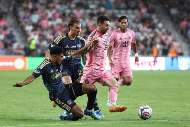MIAMI, FL - MAY 24: Inter Miami CF midfielder Leo Messi (10) splits two defernders as he attacks withthe ball in the second half during the match between Philadelphia Union and Inter Miami CF on Sunday, May 24, 2026 at Nu Stadium in Miami, FL (Photo by Peter Joneleit Icon Sportswire) SOCCER: MAY 24 MLS, Fussball Herren, USA Inter Miami CF vs Philadelphia Union EDITORIAL USE ONLY Icon2605024025