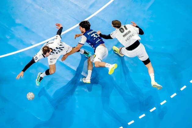 24.05.2026, xkkux, Handball, 1. HBL, Bergischer HC - THW Kiel, PSD-BANK Dome Düsseldorf: Eloy Morante Maldonado (BHC 33) im Zweikampf gegen Domagoj Duvnjak (Kiel 04) Hendrik Pekeler (Kiel 61) Nordrhein-Westfalen Deutschland