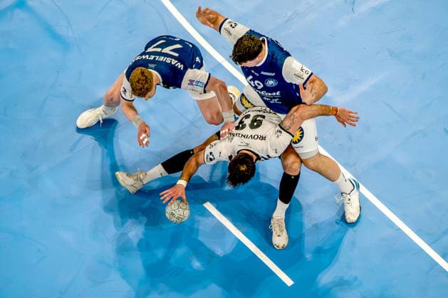 24.05.2026, xkkux, Handball, 1. HBL, Bergischer HC - THW Kiel, PSD-BANK Dome Düsseldorf: Veron Nacinovic (Kiel 93) im Zweikampf gegen Johannes Wasielewski (BHC 77) Aron Seesing (BHC 49) Nordrhein-Westfalen Deutschland