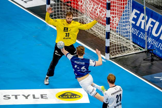 24.05.2026, xkkux, Handball, 1. HBL, Bergischer HC - THW Kiel, PSD-BANK Dome Düsseldorf: Andreas Wolff (Kiel 33) gegen Julian Fuchs (BHC 46) Nordrhein-Westfalen Deutschland