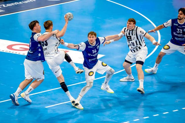 24.05.2026, xkkux, Handball, 1. HBL, Bergischer HC - THW Kiel, PSD-BANK Dome Düsseldorf: Nikola Bilyk (Kiel 53) im Zweikampf gegen Aron Seesing (BHC 49) Gerdas Babarskas (BHC 14) neben Lukas Laube (Kiel 20) Nordrhein-Westfalen Deutschland