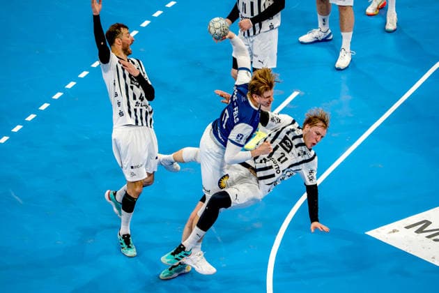 24.05.2026, xkkux, Handball, 1. HBL, Bergischer HC - THW Kiel, PSD-BANK Dome Düsseldorf: Kim Voss-Fels (BHC 21) im Zweikampf gegen Domagoj Duvnjak (Kiel 04) Eric Johansson (Kiel 21) Nordrhein-Westfalen Deutschland