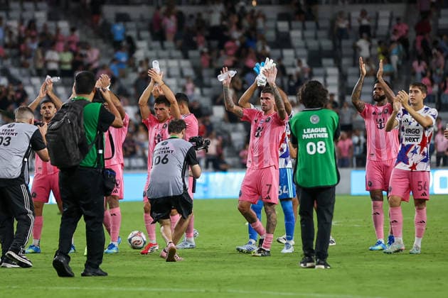 May 24, 2026, Miami, Florida, USA: Inter Miami midfielder Rodrigo de Paul (7) waves to the crowd at the end of a Major League Soccer match between Inter Miami CF and Philadelphia Union at NU Stadium, Miami. Miami USA - ZUMAa257 20260524_zsp_a257_039 Copyright: xChrisxArjoonx