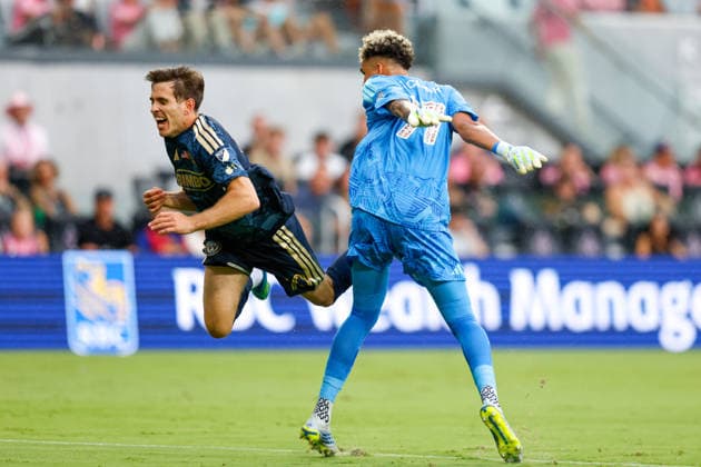 May 24, 2026, Miami, Florida, USA: Inter Miami goalkeeper Dayne St. Clair (97) and Philadelphia Union forward Milan Iloski (10) clash during a Major League Soccer match between Inter Miami CF and Philadelphia Union at NU Stadium, Miami. Miami USA - ZUMAa257 20260524_zsp_a257_003 Copyright: xChrisxArjoonx