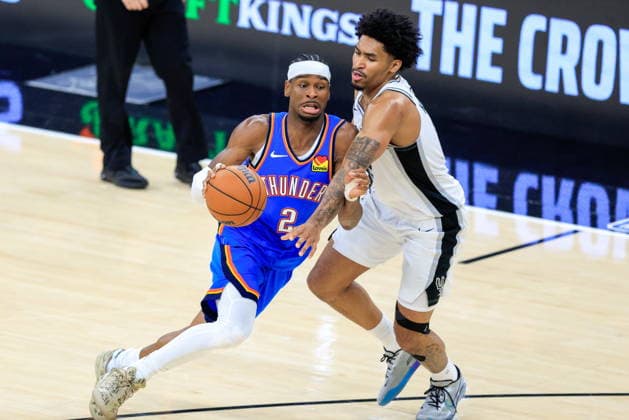 NBA, Basketball Herren, USA West Conference Finals Game 4 - Oklahoma City Thunder at San Antonio Spurs Oklahoma City Thunder guard Shai Gilgeous-Alexander (L) dribbles past San Antonio Spurs guard Dylan Harper (R) during game 4 of the NBA West Conference Finals between San Antonio Spurs and Oklahoma City Thunder in San Antonio, Texas, USA, 24 May 2026. San Antonio United States  Copyright: xADAMxDAVISx