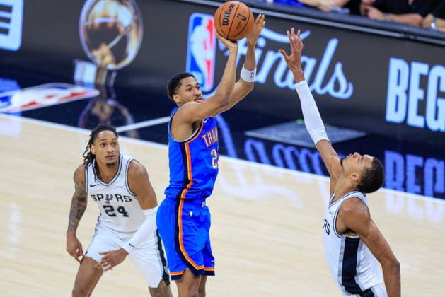 NBA, Basketball Herren, USA West Conference Finals Game 4 - Oklahoma City Thunder at San Antonio Spurs Oklahoma City Thunder guard Aaron Wiggins (C) takes a shot over San Antonio Spurs forward Victor Wembanyama (R) during game 4 of the NBA West Conference Finals between San Antonio Spurs and Oklahoma City Thunder in San Antonio, Texas, USA, 24 May 2026. San Antonio United States  Copyright: xADAMxDAVISx