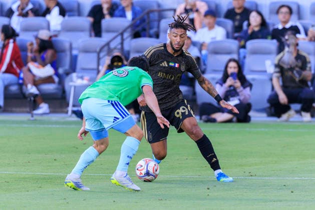 May 24, 2026, Los Angeles, California, USA: Denis Bouanga 99 of the Los Angeles Football Club attempts to pass Kalani Kossa-Rienzi 85 of the Seattle Sounders FC during their regular season MLS, Fussball Herren, USA game on Sunday May 24, 2026 at the BMO Stadium in Los Angeles, California. LAFC defeat Sounders, 1-0. ARIANA RUIZ PI Los Angeles USA - ZUMAp124 20260524_zaa_p124_016 Copyright: xArianaxRuizx