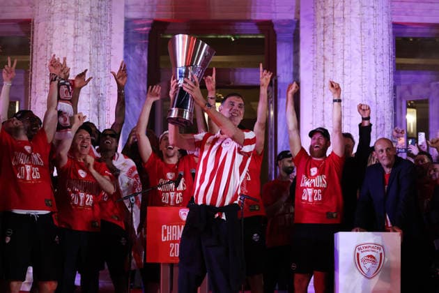 Olympiacos fans celebrate EuroLeague title in Piraeus PIRAEUS, GREECE - MAY 25: Olympiacos head coach Georgios Bartzokas raises the trophy as he celebrates his team’s EuroLeague victory outside the Municipal Theatre in Piraeus, Greece on May 25, 2026. The Greek side claimed its fourth EuroLeague title after defeating Real Madrid 92-85 in the championship game of the Final Four held in Athens, ending a 13-year wait for the trophy. Costas Baltas Anadolu Piraeus Greece. Editorial use only. Please get in touch for any other usage.  Copyright: x2026xAnadoluxCostasxBaltasx