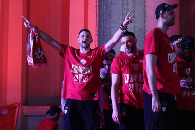 Olympiacos fans celebrate EuroLeague title in Piraeus PIRAEUS, GREECE - MAY 25: Olympiacos players celebrate the EuroLeague victory with a trophy outside the Municipal Theatre in Piraeus, Greece on May 25, 2026. The Greek side claimed its fourth EuroLeague title after defeating Real Madrid 92-85 in the championship game of the Final Four held in Athens, ending a 13-year wait for the trophy. Costas Baltas Anadolu Piraeus Greece. Editorial use only. Please get in touch for any other usage.  Copyright: x2026xAnadoluxCostasxBaltasx