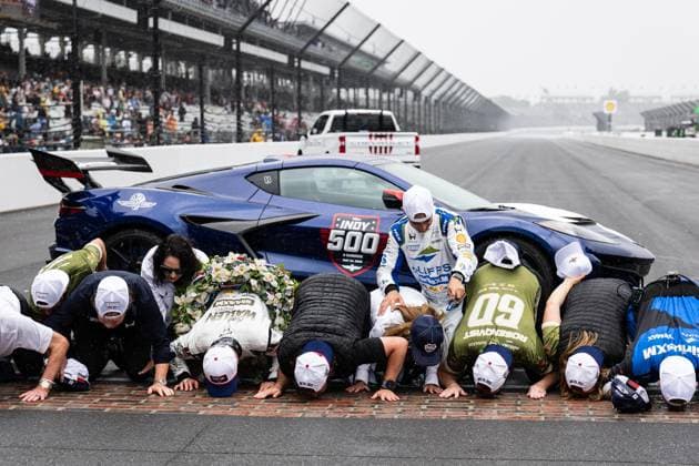 May 24, 2026, Speedway, Indiana, USA: FELIX ROSENQVIST, driver of the No. 60 Honda for Meyer Shank Racing w Curb Agajanian, kisses the Yard of Bricks with his team after winning the 110th Indianapolis 500 at Indianapolis Motor Speedway. Speedway USA - ZUMAw173 20260524_zsp_w173_016 Copyright: xLukexWelshx