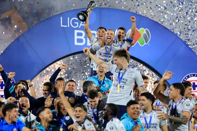 LIGA BBVA MX TORNEO CLAUSURA 2026 FINAL LIGA BBVA MX TORNEO CLAUSURA 2026 FINAL PUMAS VS CRUZ AZUL 24052026 MEXICO CITY, MEXICO. Photo of players of Cruz Azul celebrating with the champion trophy, after defeating Pumas in the final of the Liga BBVA MX Torneo Clausura 2026, held at the Estadio Olimpico of Mexico City. Foto de jugadores de Cruz Azul celebrando con el trofeo de campeon, luego de derrotar a Pumas en la final de la Liga BBVA MX Torneo Clausura 2026, celebrada en el Estadio Olimpico de la Ciudad de Mexico. PHOTO BY IMAGENSHOP AGENCIA FOTOGRAFICA MEXICO CITY MEXICO CITY MEXICO Copyright: xJorgexReyesx